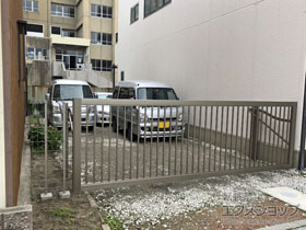 のカーゲート スウィングアップゲート2型 縦格子 手動式 施工例