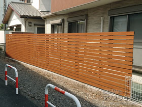 の ルシアスフェンスH02型 横板格子 複合カラー 2段支柱 自立建て用（パネル2段） 施工例