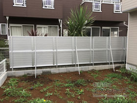 のフェンス・柵 ミエーネフェンス 目隠しルーバータイプ 2段支柱 自立建て用（パネル2段） ※柱別途 施工例