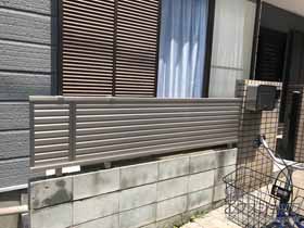 のフェンス・柵 ミエーネフェンス 目隠しルーバータイプ 自由柱施工 施工例