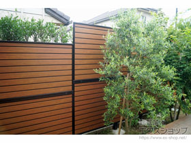 のフェンス・柵 ルシアスフェンスF02型 横目隠し 複合カラー 2段支柱 自立建て用（パネル2段） 施工例