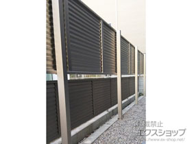 のフェンス・柵 ミエーネフェンス 目隠しルーバータイプ 2段支柱 自立建て用（パネル1段） 施工例