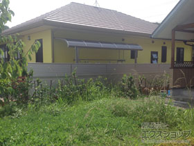 のフェンス・柵 ミエーネフェンス 目隠しルーバータイプ 2段支柱 自立建て用（パネル2段） 施工例