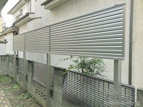 のフェンス・柵 ミエーネフェンス 目隠しルーバータイプ 2段支柱 自立建て用（パネル1段）※柱別途 施工例