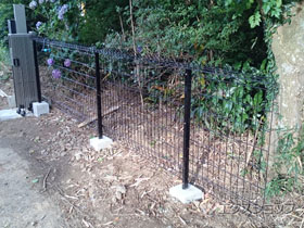 のフェンス・柵 メッシュフェンスG10-R 自在柱 施工例