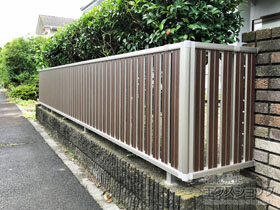 のフェンス・柵 ルシアスフェンスF03型 たて半目隠し 木目カラー 自由柱施工 施工例