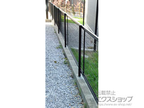 のフェンス・柵 シンプレオフェンスM2型 縦井桁メッシュ 自由柱施工 ※外観左側設置 施工例