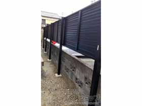 のフェンス・柵 ミエーネフェンス 目隠しルーバータイプ 2段支柱 自立建て用（パネル1段） 施工例