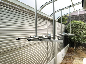 のフェンス・柵 ミエーネフェンス 目隠しルーバータイプ 2段支柱 自立建て用 施工例