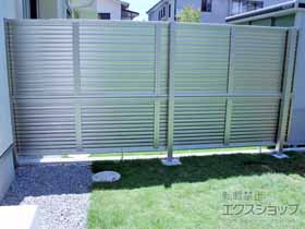 の ミエーネフェンス 目隠しルーバータイプ 2段支柱 自立建て用（パネル2段） 施工例