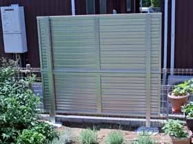 Value Selectの ミエーネフェンス 目隠しルーバータイプ 2段支柱 自立建 施工例