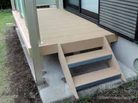 のウッドデッキ リウッドステップ5型 Sタイプ(2段)＋ルシアスデッキフェンスB04型＜ポリカパネルタイプ＞ 施工例