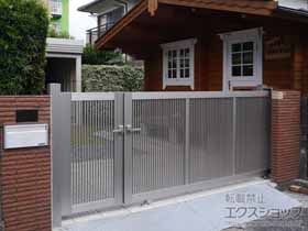 のカーゲート エクスライン引戸2型 開き戸付きタイプ 施工例