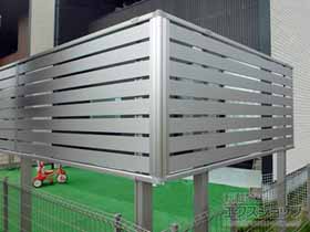 のフェンス・柵 シンプレオフェンスSY1型 横半目隠し 2段支柱 自立建て用 （パネル1段） 施工例