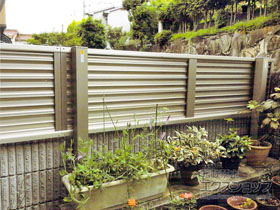 のフェンス・柵 ミエーネフェンス 目隠しルーバータイプ 2段支柱 自立建て用 （パネル1段） 施工例