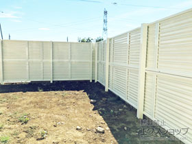 のフェンス・柵 ミエーネフェンス 目隠しルーバータイプ 2段支柱 自由柱支柱 （パネル2段） 施工例