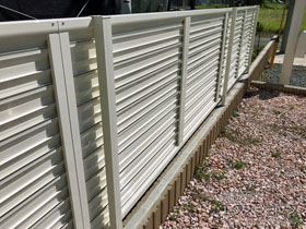 のフェンス・柵 ミエーネフェンス 目隠しルーバータイプ 自由柱施工 施工例