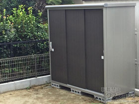 の物置・屋外倉庫 エスモ 一般型 2100×900×1959 ESE-2109A-DW 施工例