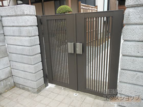 の門扉 ライシス門扉 2型 細たて桟 両開き 柱使用 施工例
