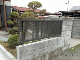 LIXIL(リクシル)のフェンス・柵・塀 ライシスフェンス 2型 細たて桟 フリーポールタイプ 施工例
