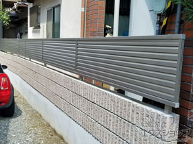 のフェンス・柵 ミエーネフェンス 目隠しルーバータイプ 自由柱施工 施工例