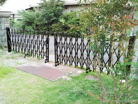 のカーゲート トリップゲート RB型 ノンレール 両開き 64W 施工例