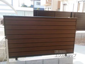 YKKAPのフェンス・柵・塀 ルシアスフェンスF02型 横目隠し 複合カラー 自由柱施工 施工例