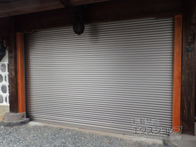 のガレージシャッター ガレージシャッタークワトロ 電動式 内部付タイプ 施工例