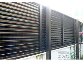 のフェンス・柵 ミエーネフェンス 目隠しルーバータイプ 2段支柱 自立建て用（パネル1段） 施工例