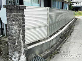 のフェンス・柵 ミエーネフェンス 目隠しルーバータイプ 2段支柱 自立建て用（パネル2段） 施工例