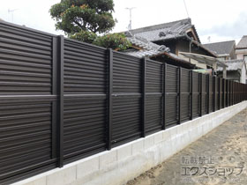 のフェンス・柵 ミエーネフェンス 目隠しルーバータイプ 2段支柱 ブロック建て用（パネル2段） 施工例