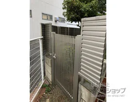 YKKAPの門扉 シンプレオ門扉T1型 縦格子 片開き 門柱使用 施工例