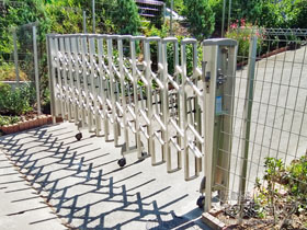 のカーゲート レイオス7型(傾斜地用) ノンレール 片開き 30Ｓ 施工例