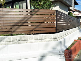 のフェンス・柵 ルシアスフェンスH07型 横板 木調カラー 自由柱施工 施工例