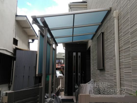 のテラス屋根 フーゴF 独立テラスタイプ 単体 積雪〜20cm対応＋フーゴF テラスタイプ用 サイドパネル 施工例