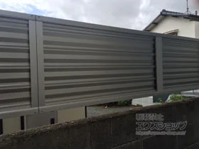 Value Selectのフェンス・柵・塀 ミエーネフェンス 目隠しルーバータイプ 自由柱施工 施工例