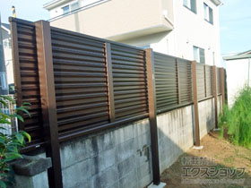 のフェンス・柵 ミエーネフェンス 目隠しルーバータイプ 2段支柱 自立建て用（パネル1段） 施工例