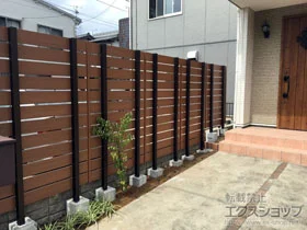 FandFのフェンス マイティユニットフェンス 横貼り12段 隙間15mm 施工例