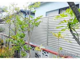 のフェンス・柵 ミエーネフェンス 目隠しルーバータイプ 自由柱施工 施工例