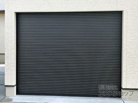 のガレージシャッター ガレージシャッタークワトロ 電動式 内部付タイプ 施工例