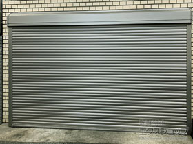 のガレージシャッター ガレージシャッタークワトロ 電動式 外部付タイプ ※外部停電時開閉機構 幅=2,900mm 施工例