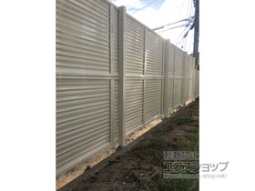 のフェンス・柵 ミエーネフェンス 目隠しルーバータイプ 2段支柱 自立建て用（パネル2段） 施工例