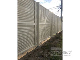Value Selectのフェンス・柵・塀 ミエーネフェンス 目隠しルーバータイプ 2段支柱 自立建て用（パネル2段） 施工例