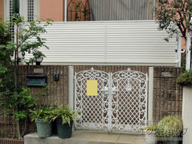 のフェンス・柵 ミエーネフェンス 目隠しルーバー 自由柱施工 施工例