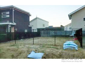 のフェンス・柵 イーネットフェンス 2M型 間仕切支柱 高尺タイプ 施工例