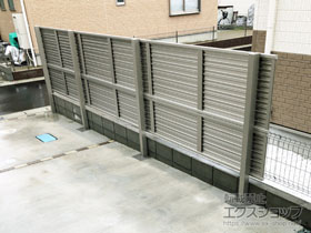 のフェンス・柵 ミエーネフェンス 目隠しルーバータイプ 2段支柱 自立建て用（パネル2段） 施工例