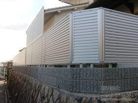 のフェンス・柵 ミエーネフェンス 目隠しルーバー 2段支柱施工 施工例