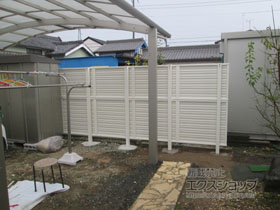 のフェンス・柵 ミエーネフェンス 目隠しルーバータイプ 2段支柱 自立建て用（パネル2段） 施工例