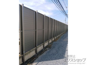のフェンス・柵 プレスタフェンス 8型 横ルーバー アルミ多段柱使用（パネル2段） 施工例