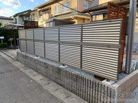 のフェンス・柵 カムフィX9型 ルーバータイプ フリー支柱タイプ 多段柱施工（パネル2段） 施工例